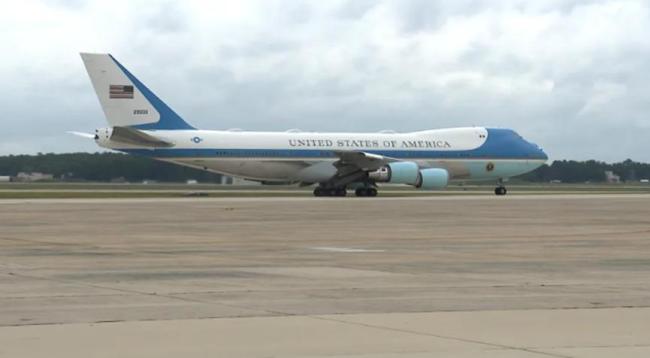 特朗普“空军一号”遭逼近 空管急了 紧急喊话调整航向