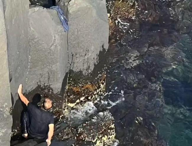 中国游客在日本徒手爬峭壁救落水者