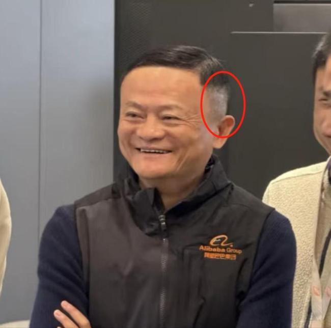馬云現(xiàn)身酒吧被認出揮手打招呼 低調(diào)接地氣