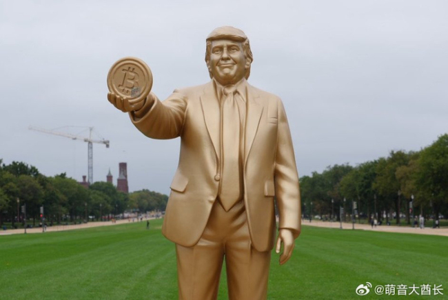 特朗普手持比特币金色雕像 引发海外热议