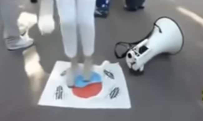 日本人踩踏韩国旗污蔑中国人