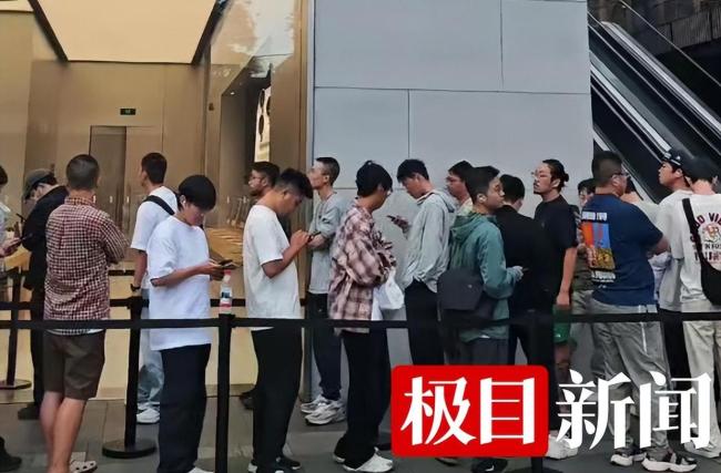 iPhone17发售 有人凌晨2点坐车排队 果粉热情不减
