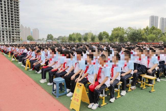 “超级中学”一个年级94个班 生源暴增引关注