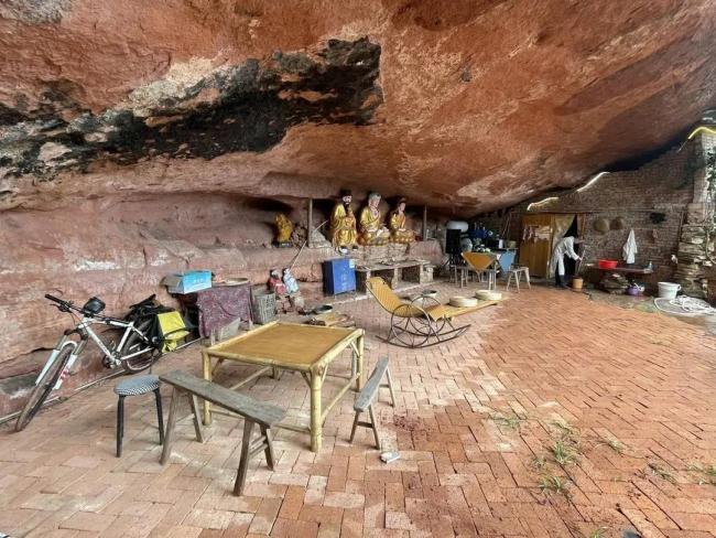 镇政府回应男子崖下洞居5年 村民争议与安全隐患并存