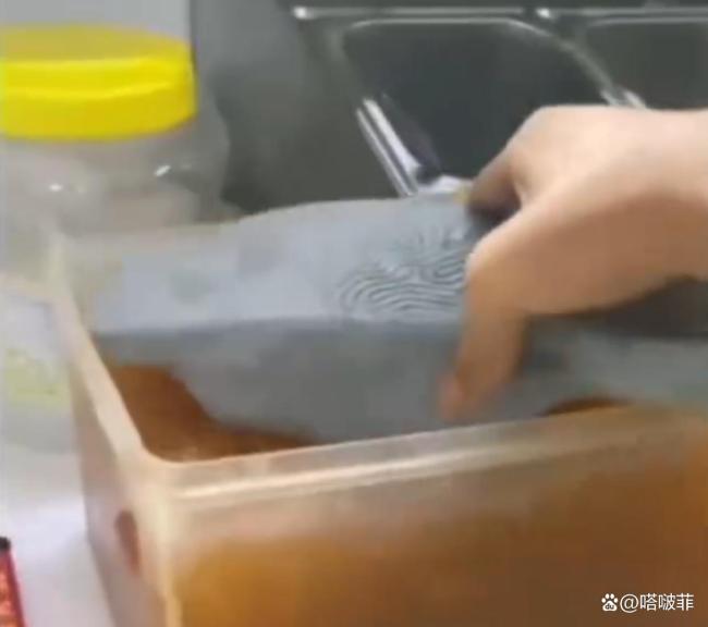 用拖鞋搅奶茶男子应聘时就不对劲 新员工上岗不到一小时