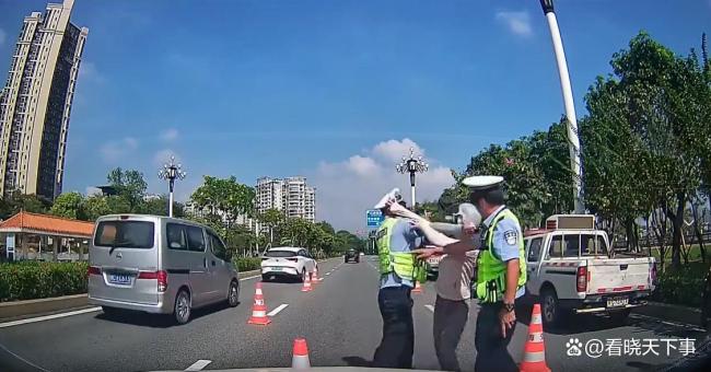女子不配合执法跑到机动车道拦车 任性行为引发关注