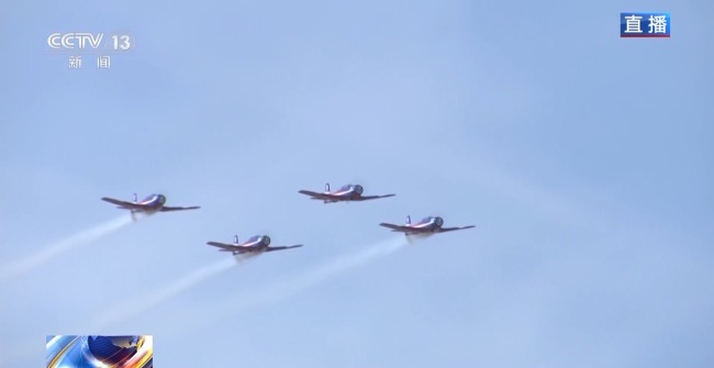 惊艳全场!“天之翼”飞行表演队展示“七机开花”