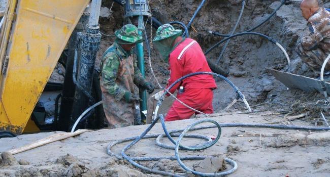 36万挖机抗洪陷沼泽老板出5万救它 救援难度大引发关注