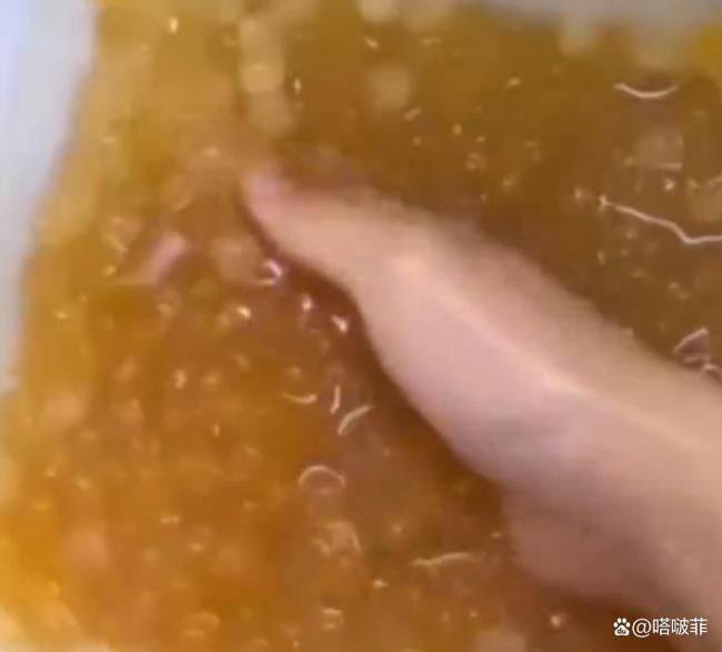 用拖鞋搅奶茶男子应聘时就不对劲 新员工上岗不到一小时