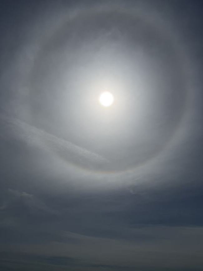 北京現(xiàn)日暈景象 壯麗光環(huán)映天際