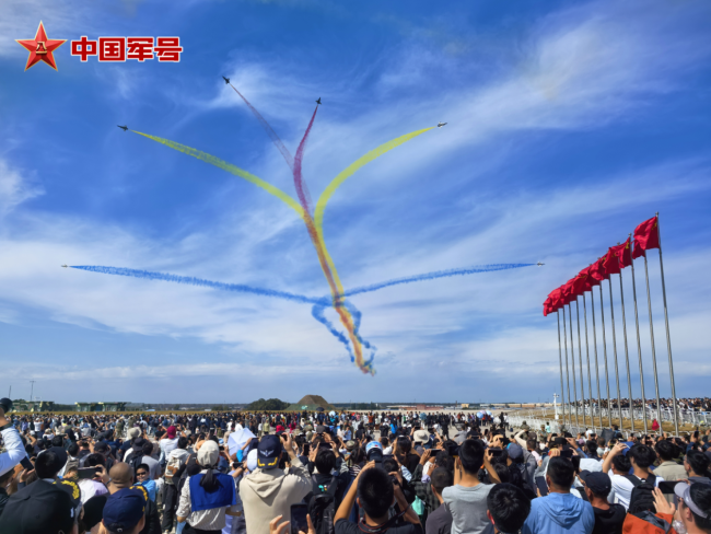 中國戰機與紅旗絕美同框！
