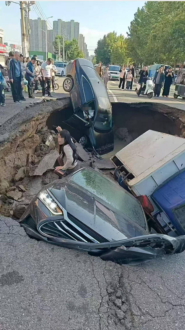 河南周口市中心一路口路面塌陷