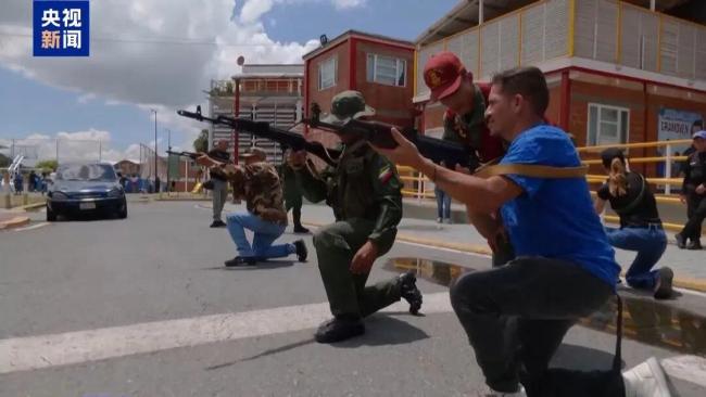 委内瑞拉军队手把手教民众用步枪