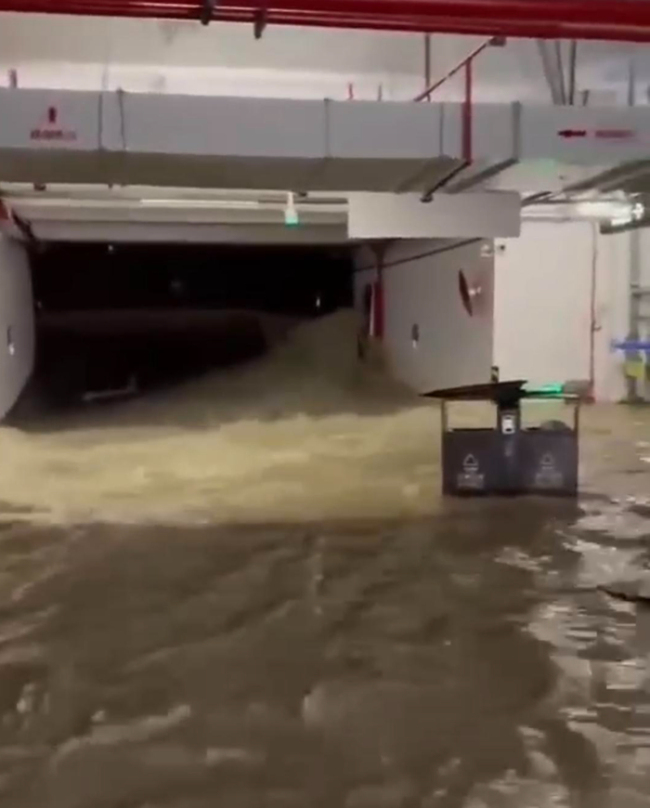 业主私挖地下室挖通河道？假的