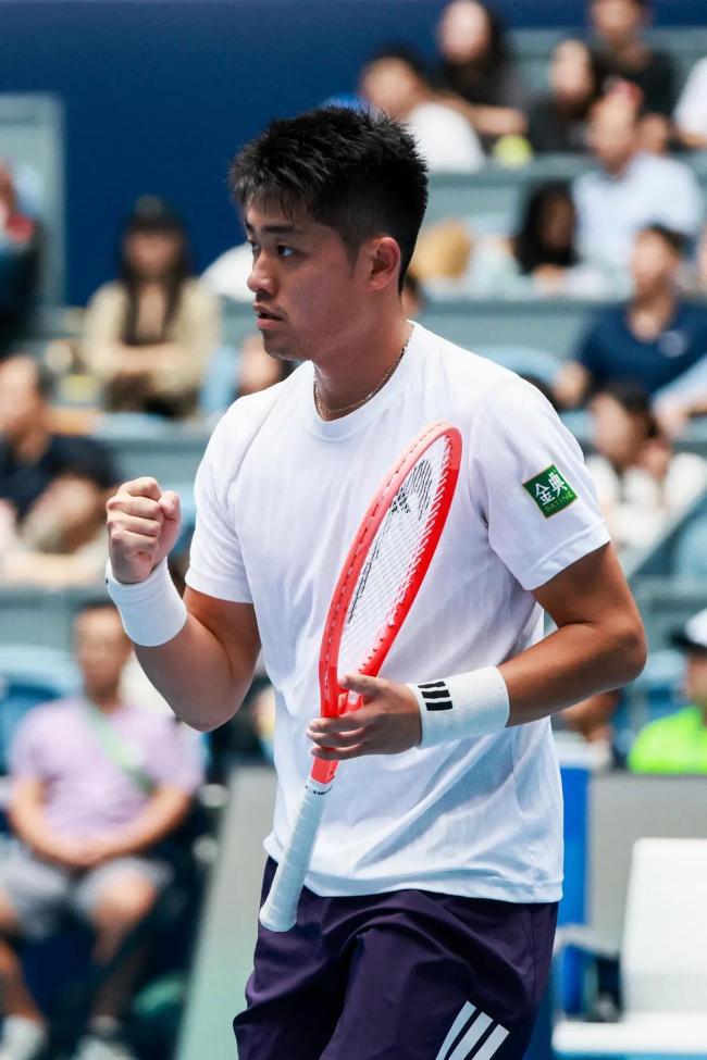 2比1爆冷逆转！吴易昺淘汰梅总 中国男网惊喜连连