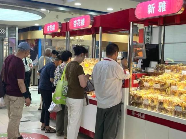 上海老字号月饼销售迎来小高峰 现烤月饼热度不减