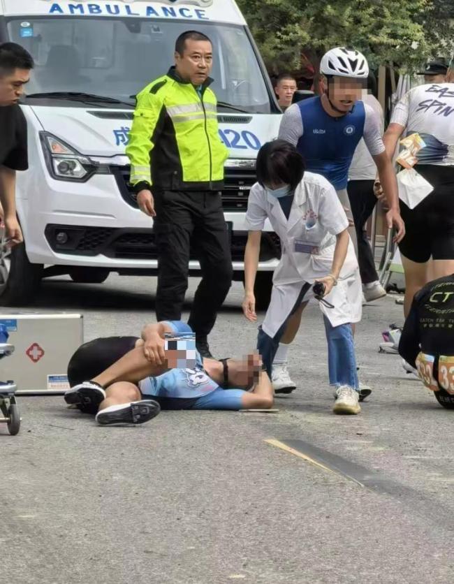 成都自行车赛选手摔车露出膝盖骨 赛事安全引关注