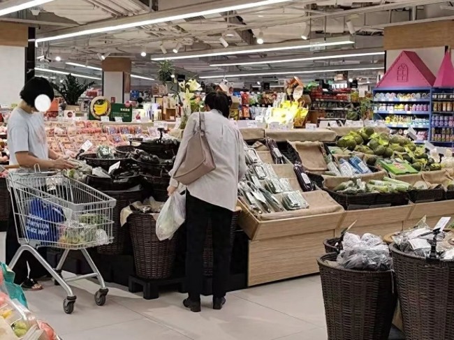 深圳各大超市正加緊備貨迎戰(zhàn)臺(tái)風(fēng)“樺加沙”