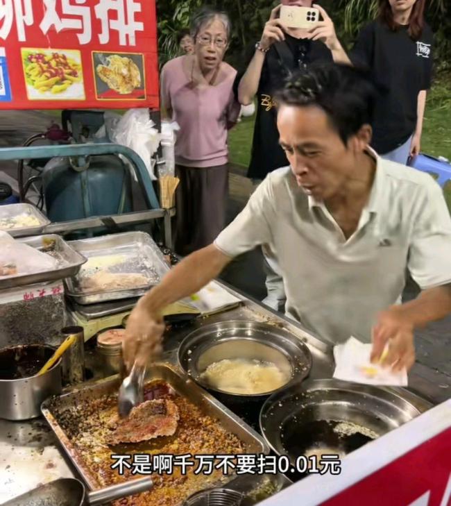摊主说相声式售卖被称鸡排主理人 原则性强又幽默