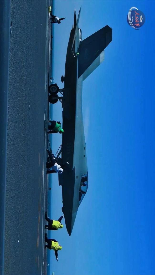 福建舰成功完成电磁弹射有多震撼 三型舰载机首秀成功