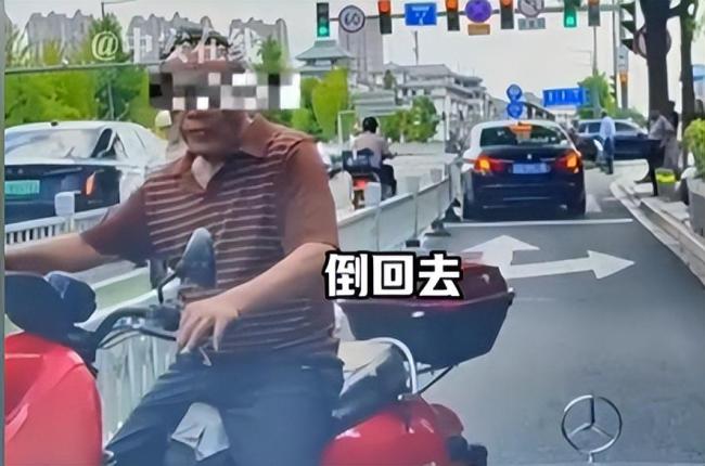 大爷骑车逆行小车司机劝不动 蛮不讲理引发热议