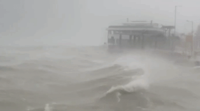 香港定翼機拍到“樺加沙”台風眼壁清晰畫麵
