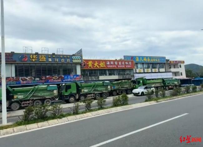 老板租十几辆大卡车围住店铺防台风