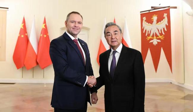 波兰终于放行中欧班列！中国杀手锏让波兰急了，波兰终究是赌输了