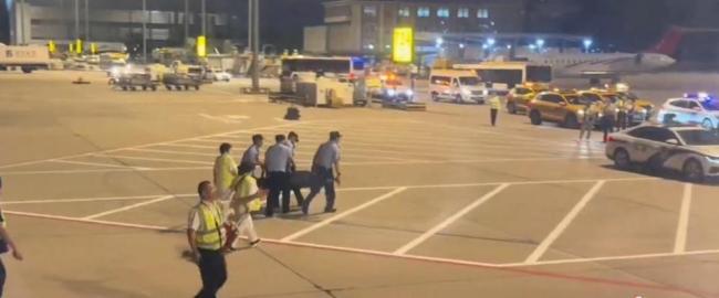 男人登机前绕飞机决骤欧洲杯体育，被民警裹进“敛迹袋”抬走！警方：涉其他案件