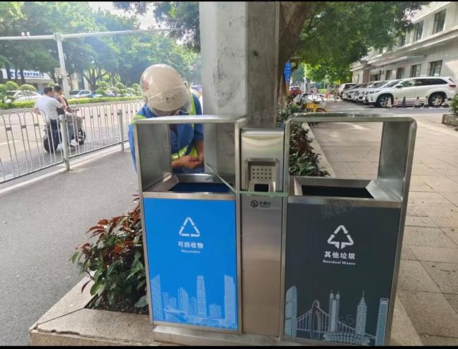 为防台风垃圾桶🗑️都被绑起了安全带 城管全面加固公共设施