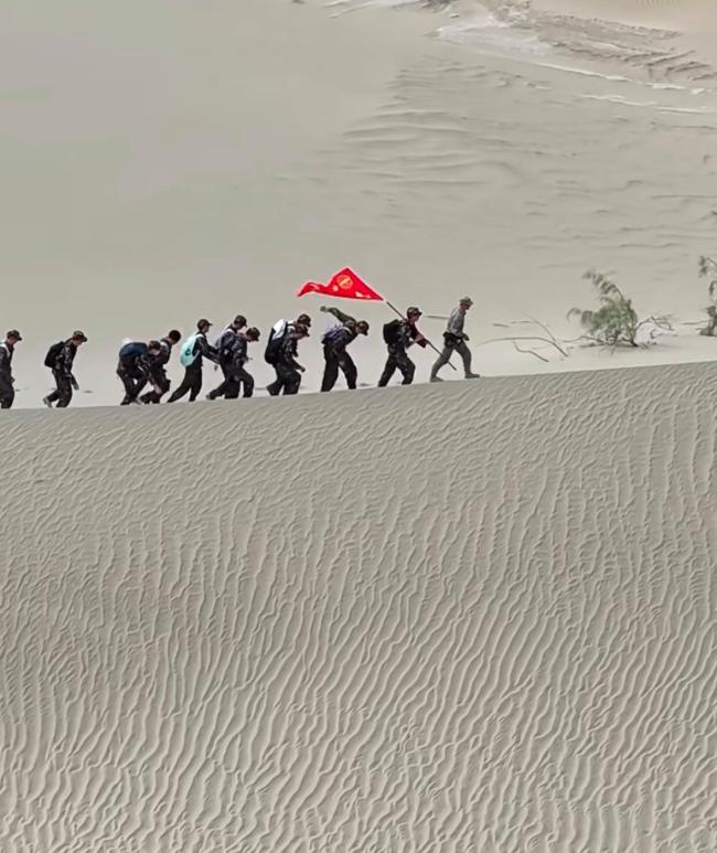 塔里木大学新生军训穿越12公里沙漠 重走“沙海老兵”路