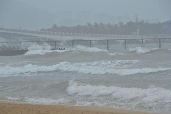 香港一家三口台风天观浪坠海 悲剧引发社会反思