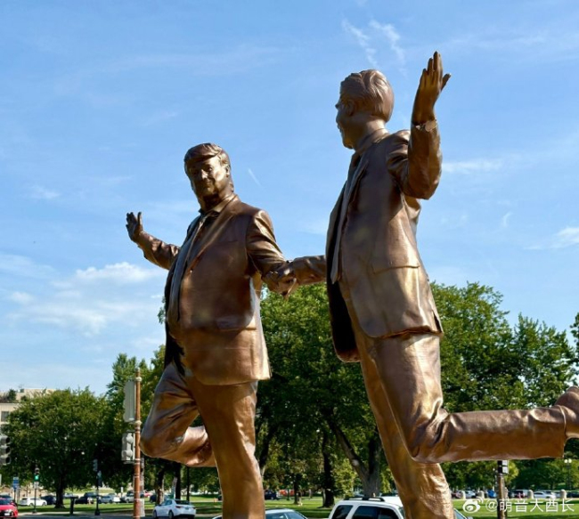 特朗普爱泼斯坦牵手雕像亮相白宫外 纪念友谊月