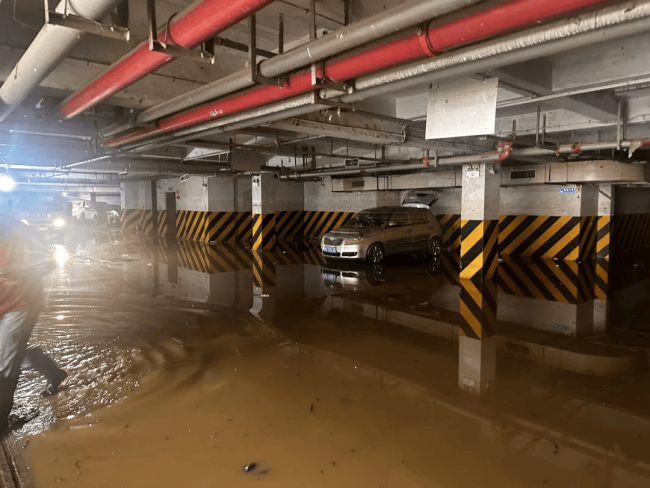 温州一小区近50辆车被淹 暴雨致车库成“水库”