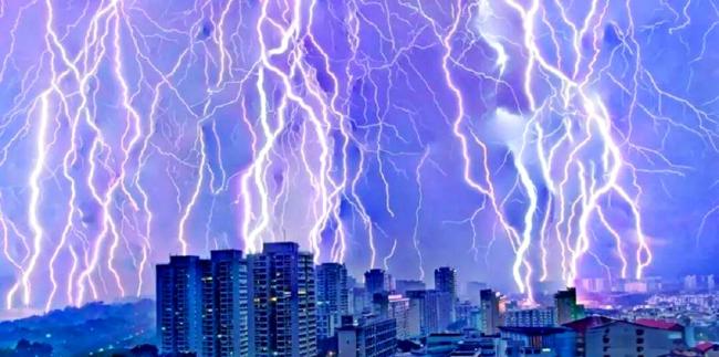 新加坡多地现紫色“闪电球”？