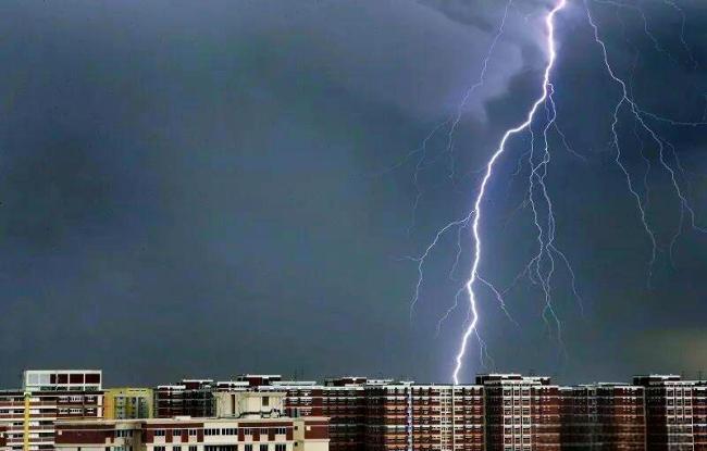 新加坡多地现紫色“闪电球”？雷电奇观引发摄影热潮