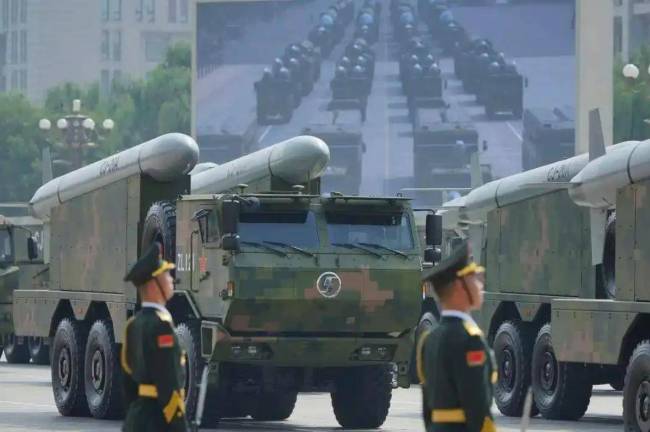 美前大使回应“解放军40多年没打仗” 实力不容小觑