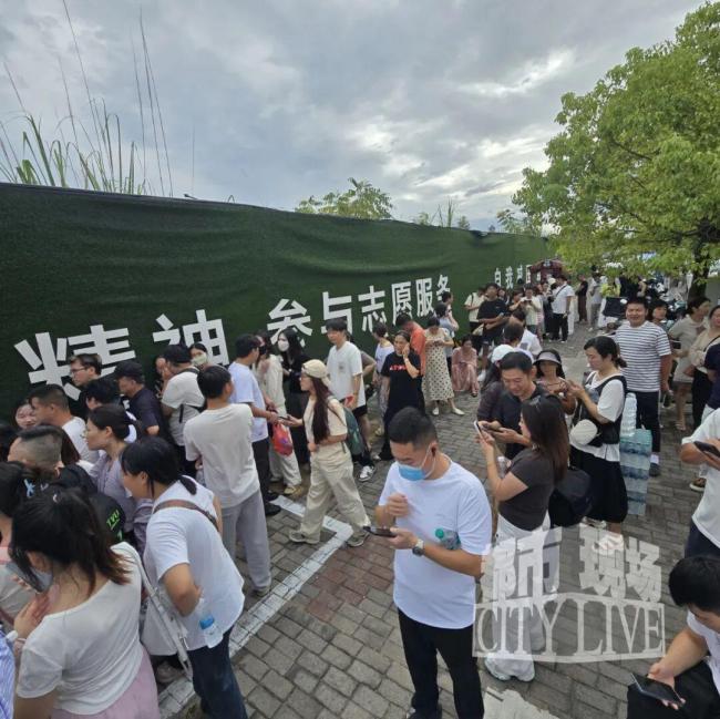 媒体评“鸡排哥”走红 情绪价值引爆网络