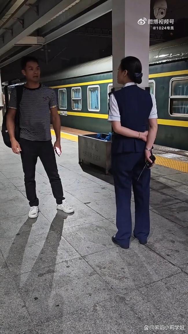 官方通报女乘务员拍肩乘客称力度太大 小题大做引反思