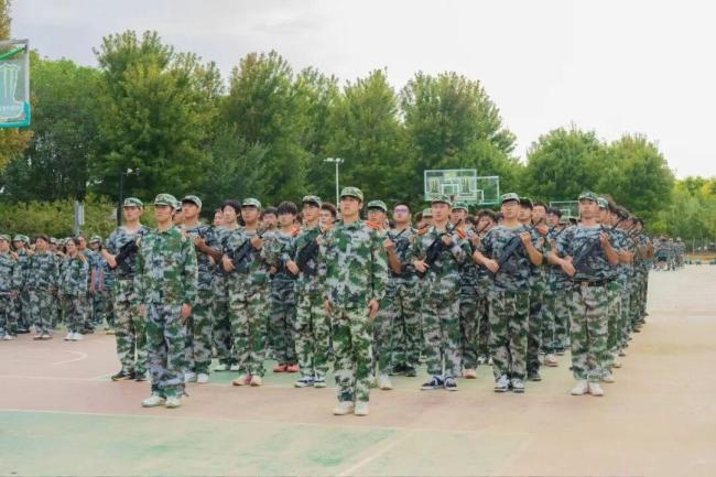 大一新生军训男生眼神坚定身姿如松 青春昂扬铸军魂