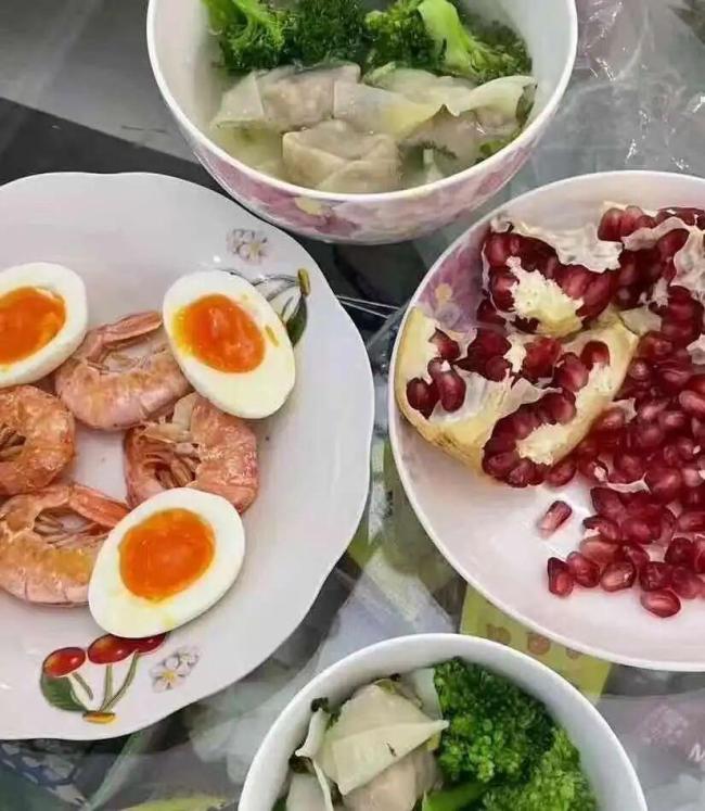 偷着给孩子带饭的上海家长们 校园餐的地下战争