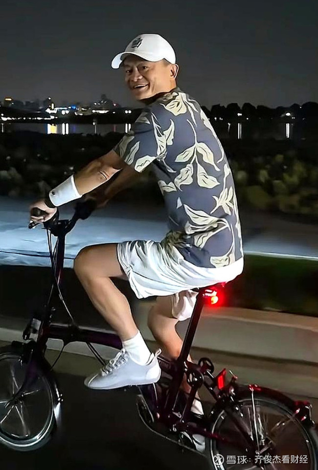 媒体人：国内AI军备竞赛打响 巨头加速布局