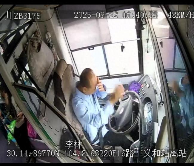 玻璃袭眼保16人安全司机左眼保住了 英雄司机获全网赞誉