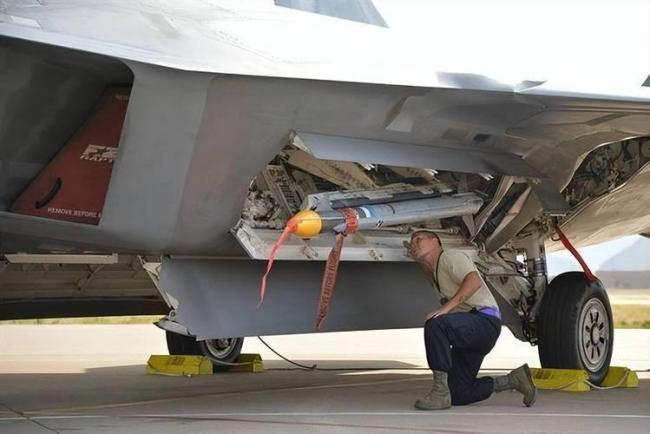 歼20弹仓设计有何特点 隐身与发射完美结合