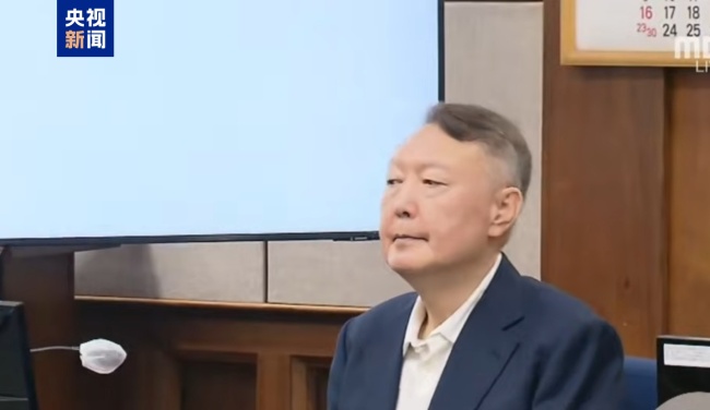尹锡悦出席其涉嫌滥用职权等案件首次庭审