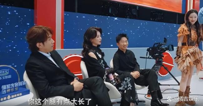 关晓彤的腿都到宋小宝的胸了 美腿梗引爆全网热议