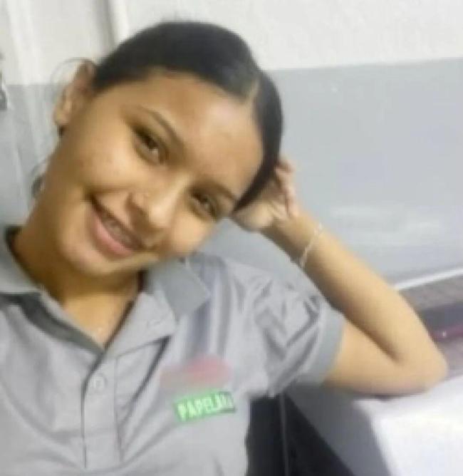 巴西17岁女孩涉水上学误踩电线去世 雨中悲剧引关注