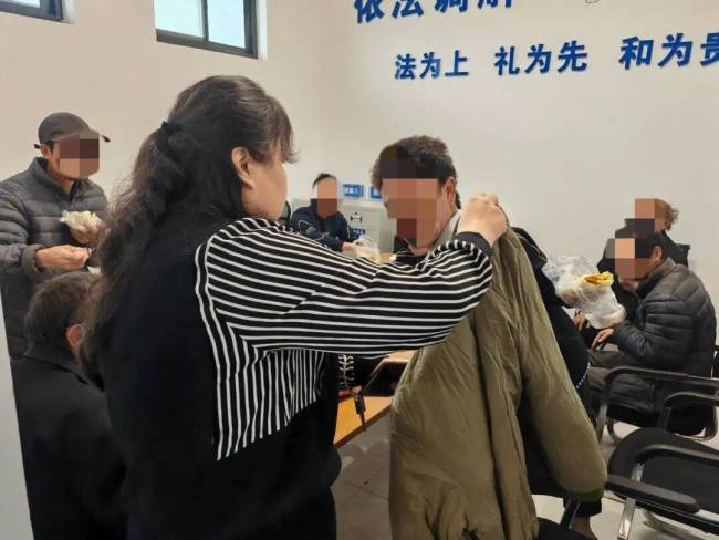 渭南官方从黑砖厂解救多名残障人士