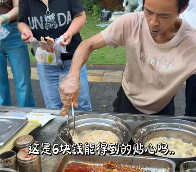鸡排哥回应国庆中秋巨大客流 情绪价值引追捧