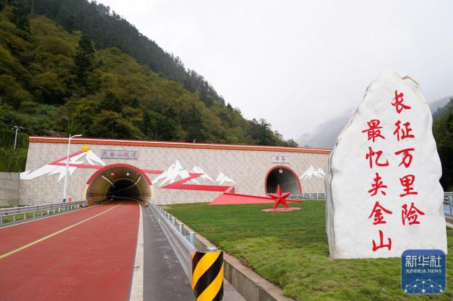 四川夹金山隧道建设完工